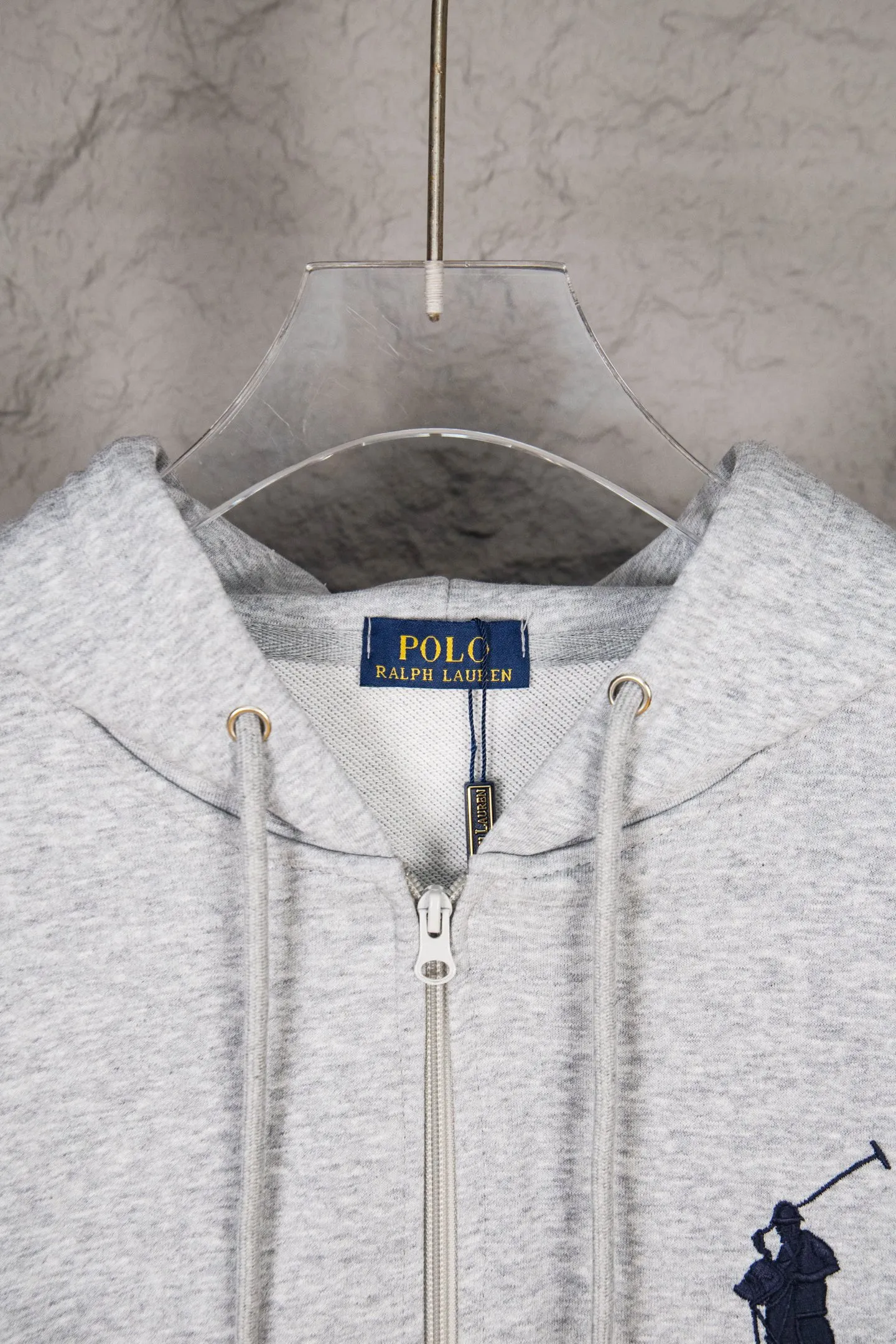 P230 Ralph Lauren/Ralph Lauren Malaysian embroidered zipper cardigan hooded sweatshirt. This sweatshirt is available for everyone in autumn and winter. You can wear it casually no matter how you wear it! ! This hooded sweatshirt is decorated with the simple style that represents Ralph Lauren and is paired with a pony embroidery pattern, which is three-dimensional and full! The solid color fabric paired with exquisite embroidery instantly sets it off! Hooded sports design, loose and casual fit! The overall texture is very strong! Through the pictures, we can feel the thickness and texture of custom-woven and dyed threads. The workmanship is exquisite. They are shipped from major foreign trade factories. They are all made by masters with many years of experience. Everything is of high standards and requirements! Simple and versatile model ~ Made of imported pique cotton fabric, which is super delicate and soft, close to the body without being tied. All fabrics and accessories are original custom-made and of high quality! Perfectly reflects the brand’s sense of superiority! Standard cut, comfortable stretch, unrestricted movement! Highly practical, high-end and classy! Versatile style ~ can be paired with jeans or jogging pants. Ideal for transitioning from your morning commute to weekend events! Size: S-XL Navy Black Gray